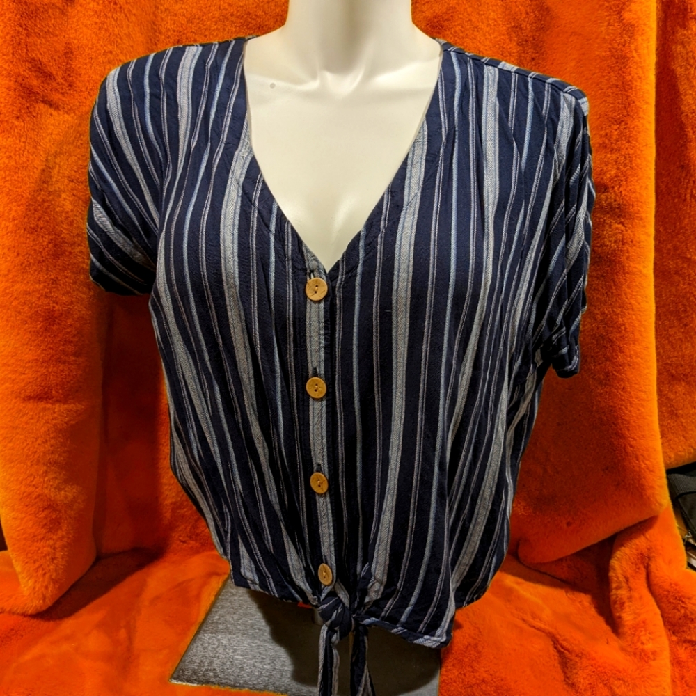 Women's top Universal Thread XL